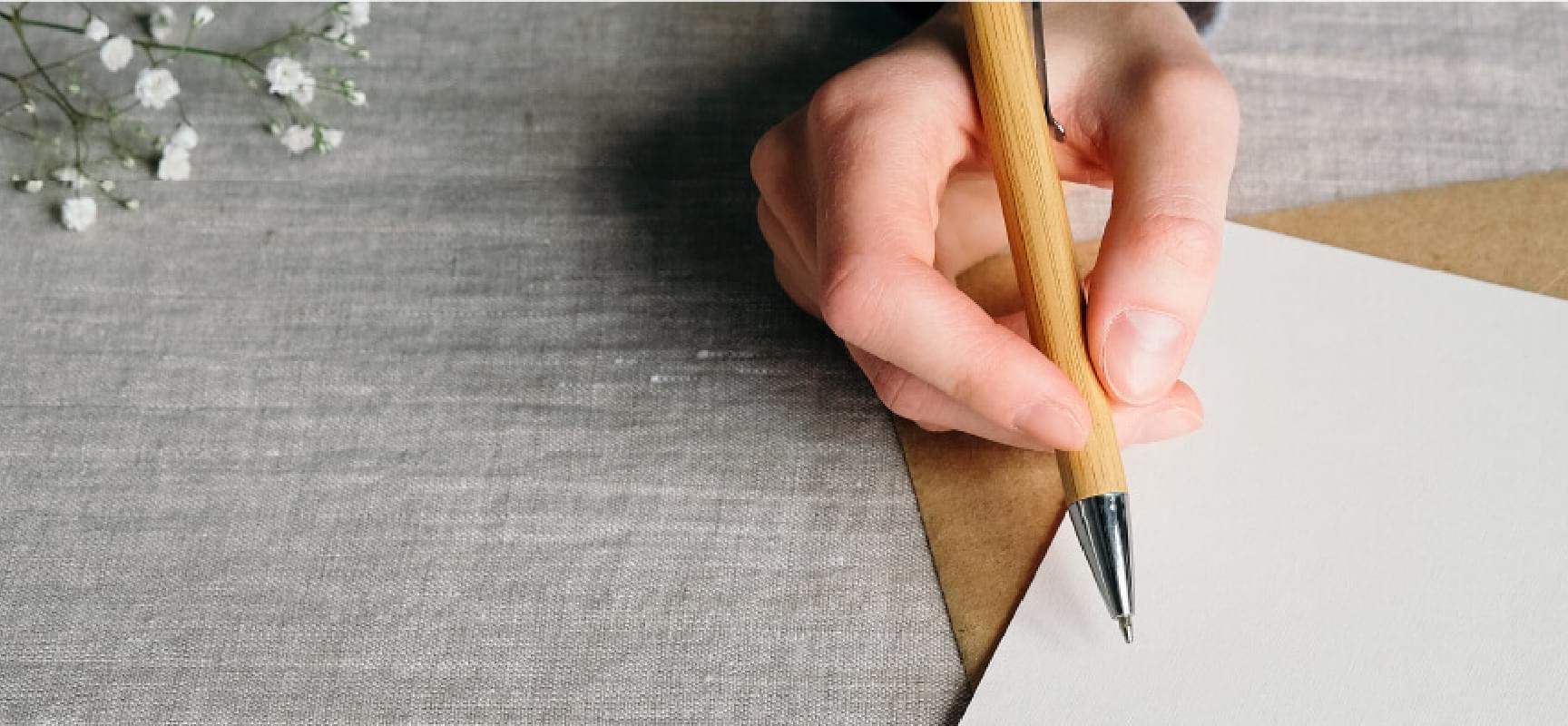 鉛筆で言葉を書く手