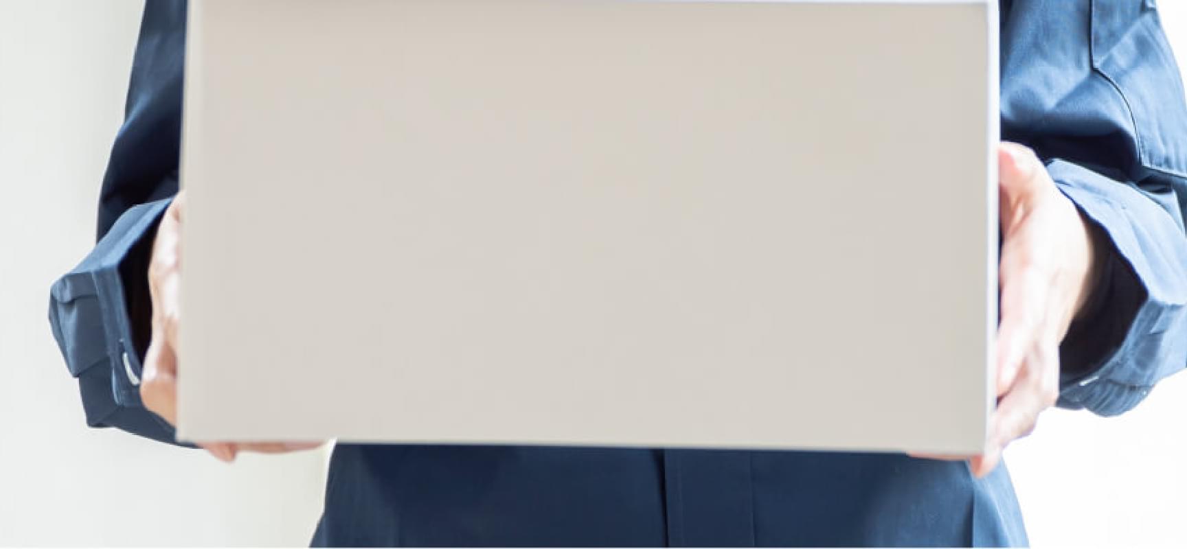 贈り物を抱える手