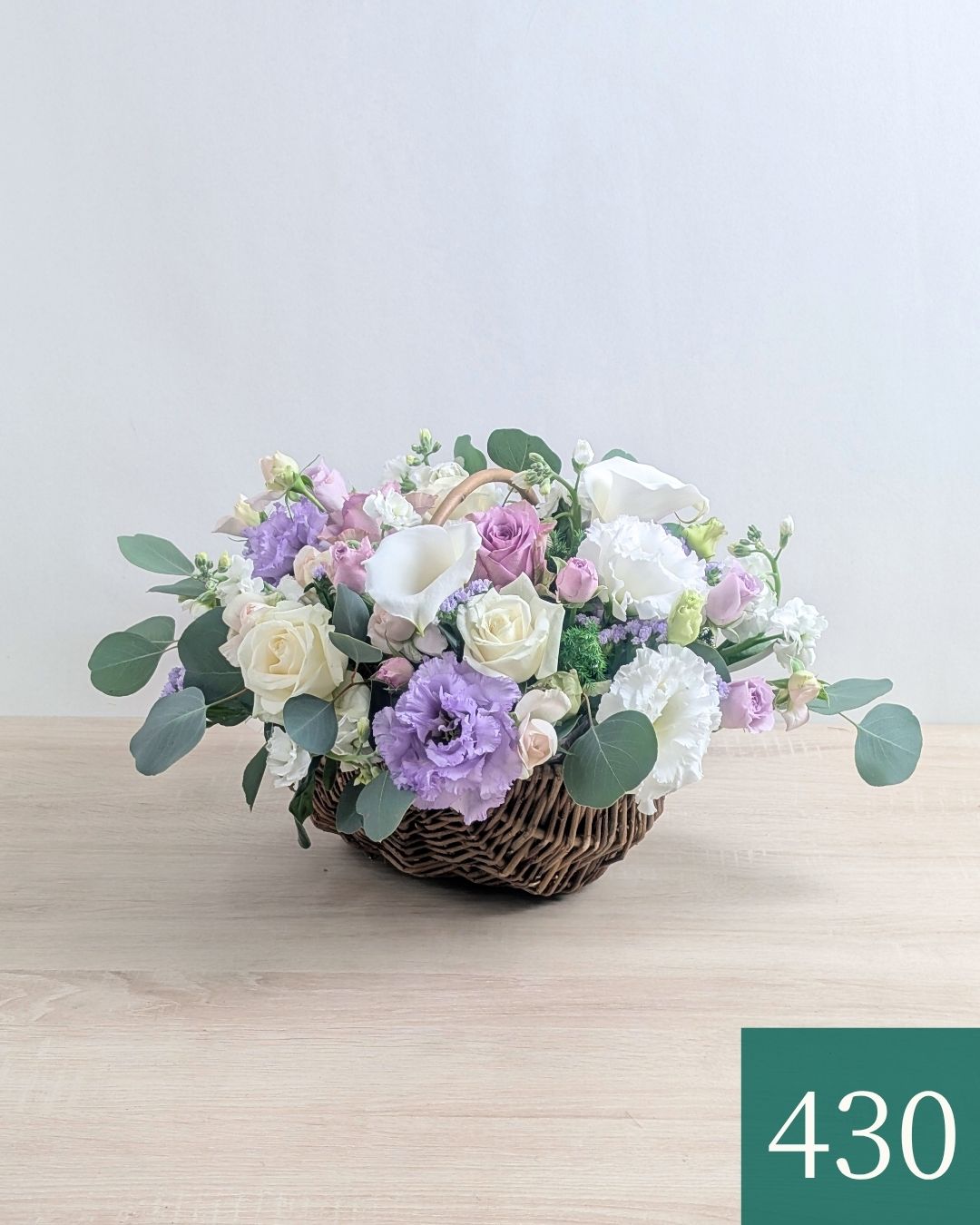お花のバスケット「Willow（ウィロー）」Lサイズ 。淡い紫「ふじいろ」配色のフラワーギフト