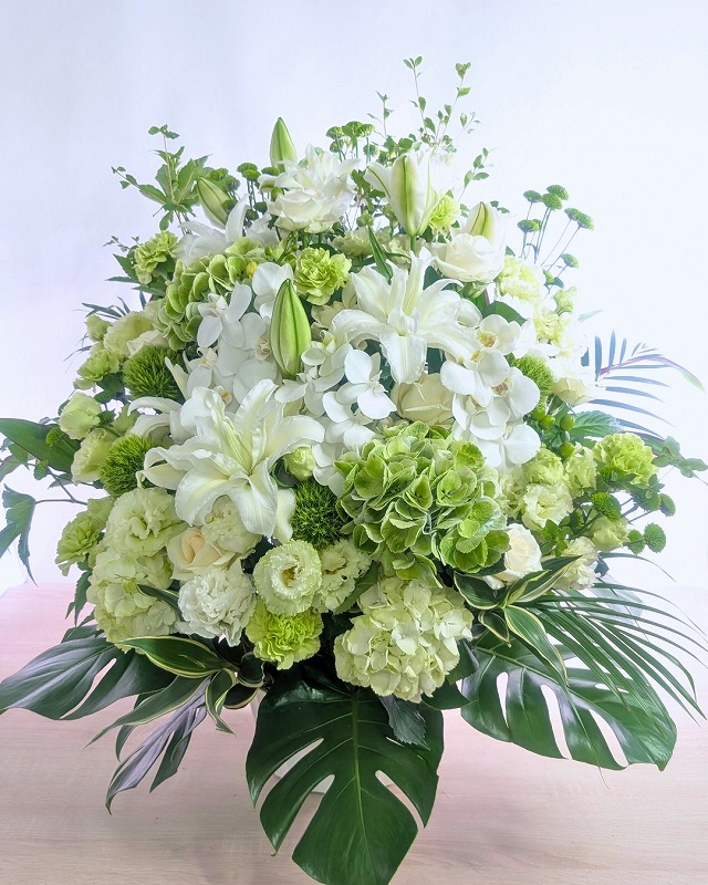 開業祝いの花 白・グリーン・おしゃれな色のアレンジメント お届け実例