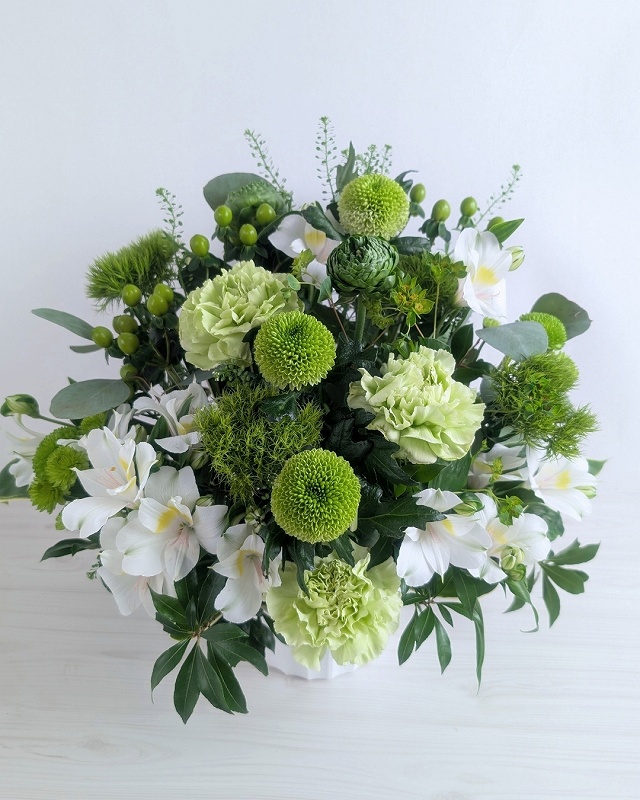 開店祝いの花 白・グリーン系のアレンジメント お届け実例