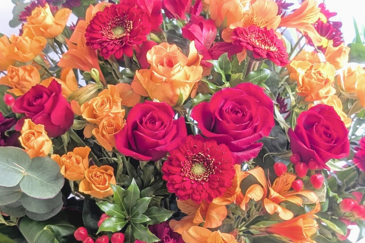赤オレンジ系の花ギフト。クリムゾンの花束