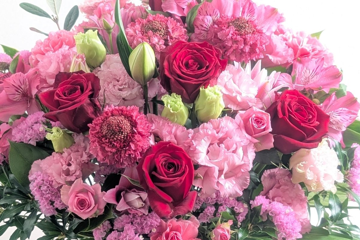 赤ピンクの花・ 花束のプレゼント】ルージュ・ローズ系・薔薇色のお花