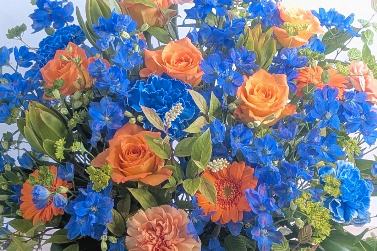 青オレンジの花ギフト。フォーカスの花束