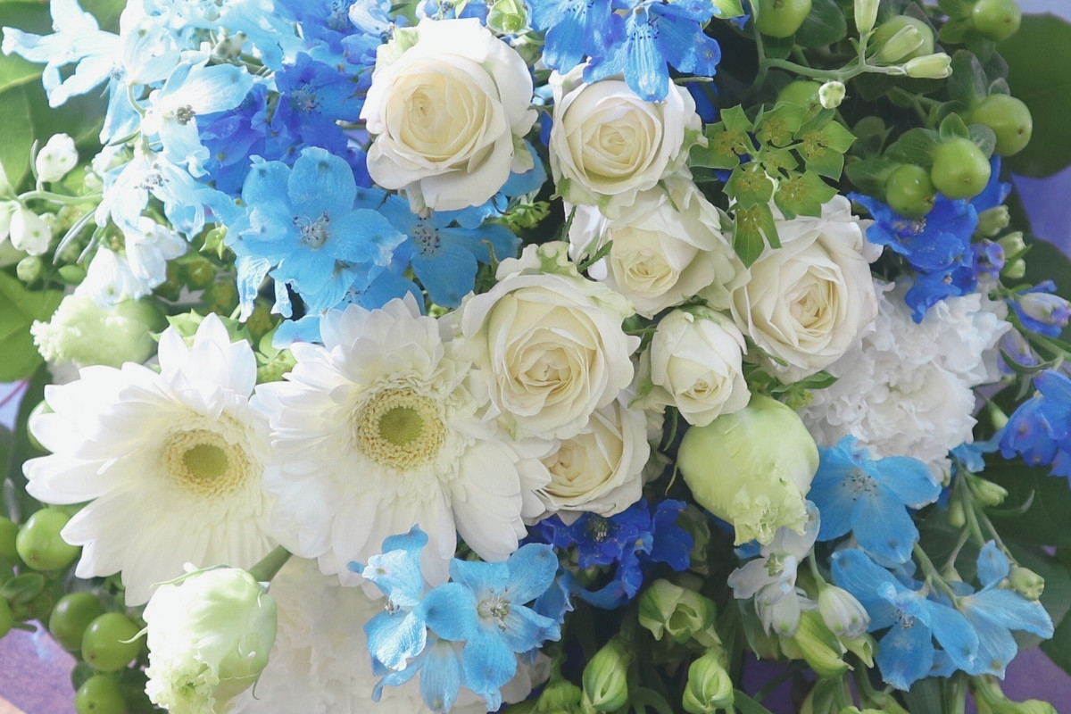 青白の花ギフト。インディゴの花束