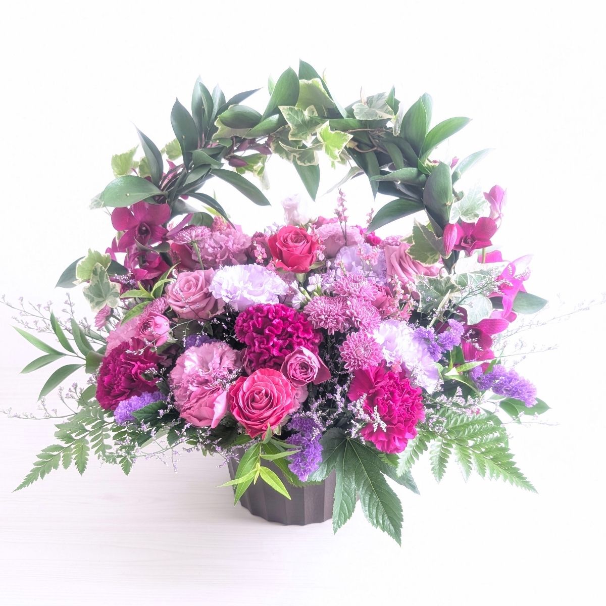 アーチ型アレンジメント。曲線が華やかなお祝いのお花