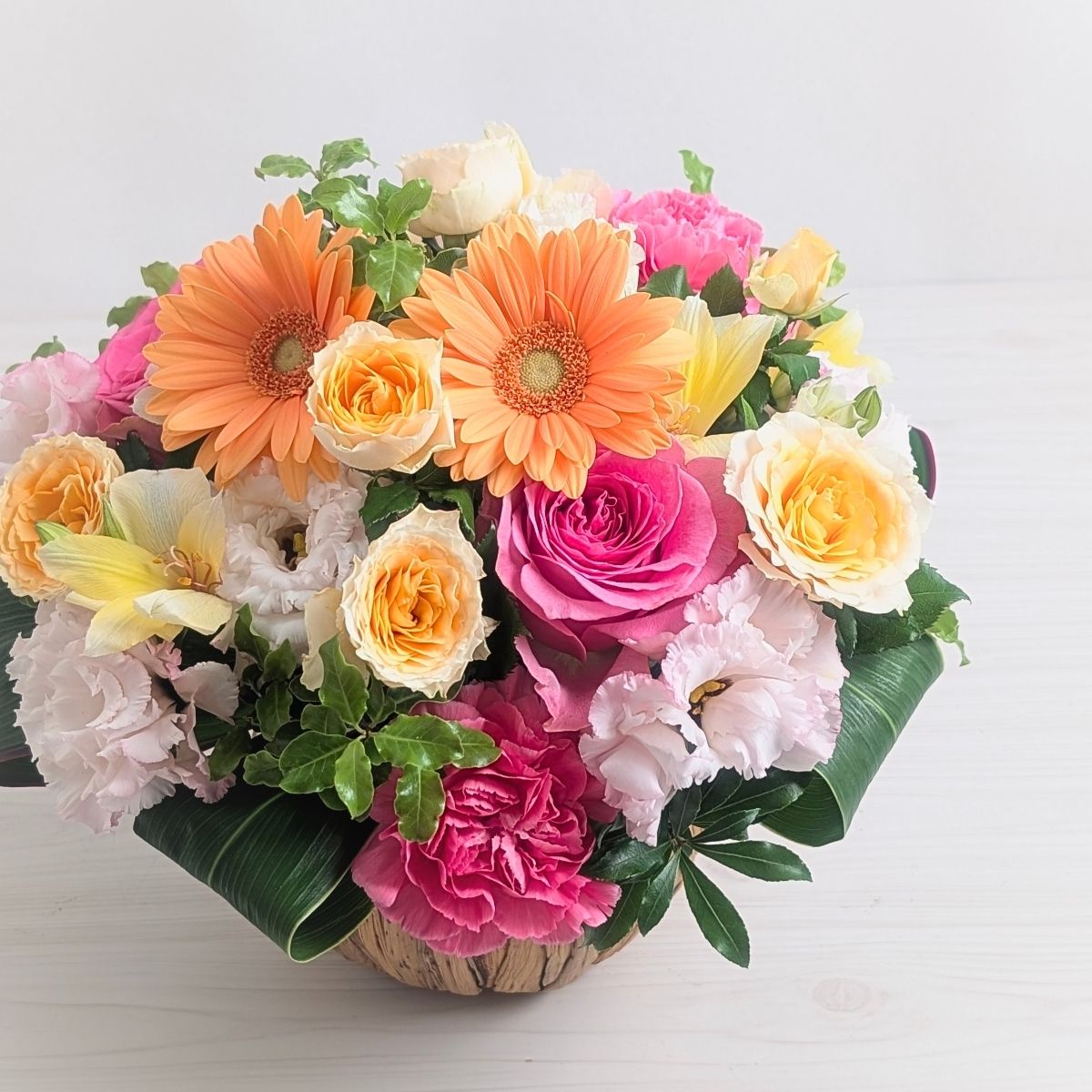 フラワーアレンジメント。器に生けてそのまま飾れるお花