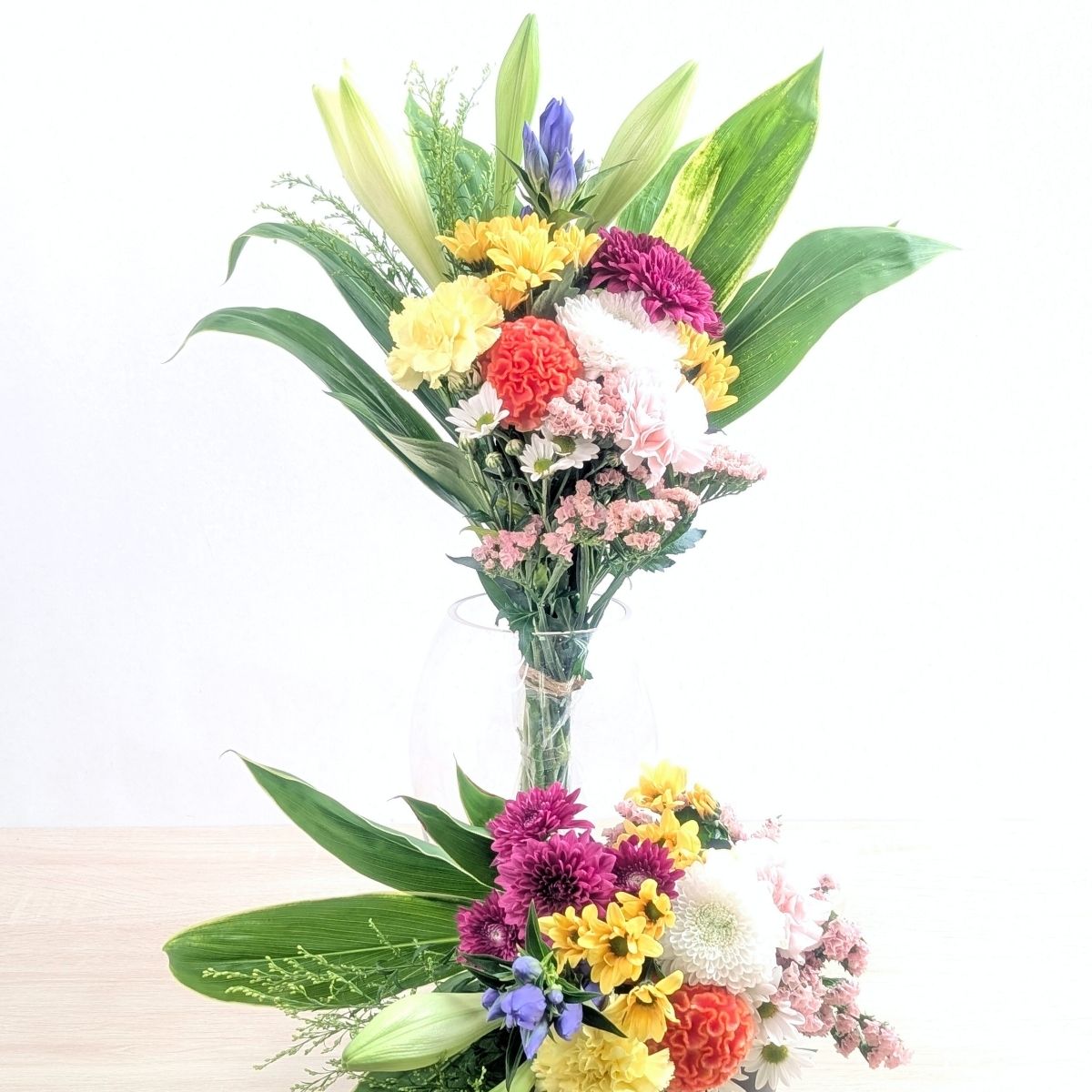 仏花の一対。仏壇やお墓の花立てに左右一束ずつ供えるお花