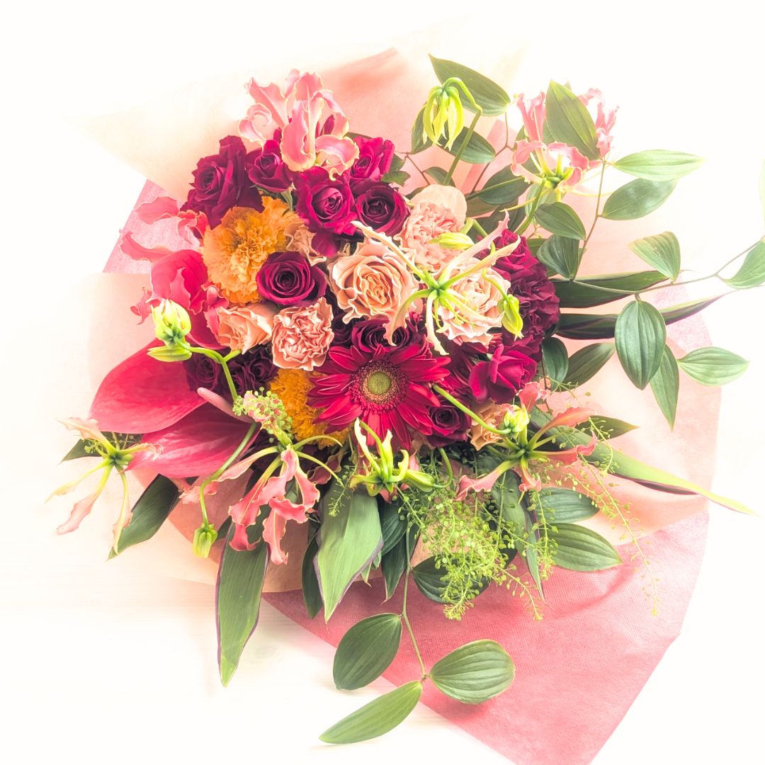 誕生日に贈った、濃いピンク「ルージュ」のおしゃれな花束。実際にお作りしてお届けしたもの