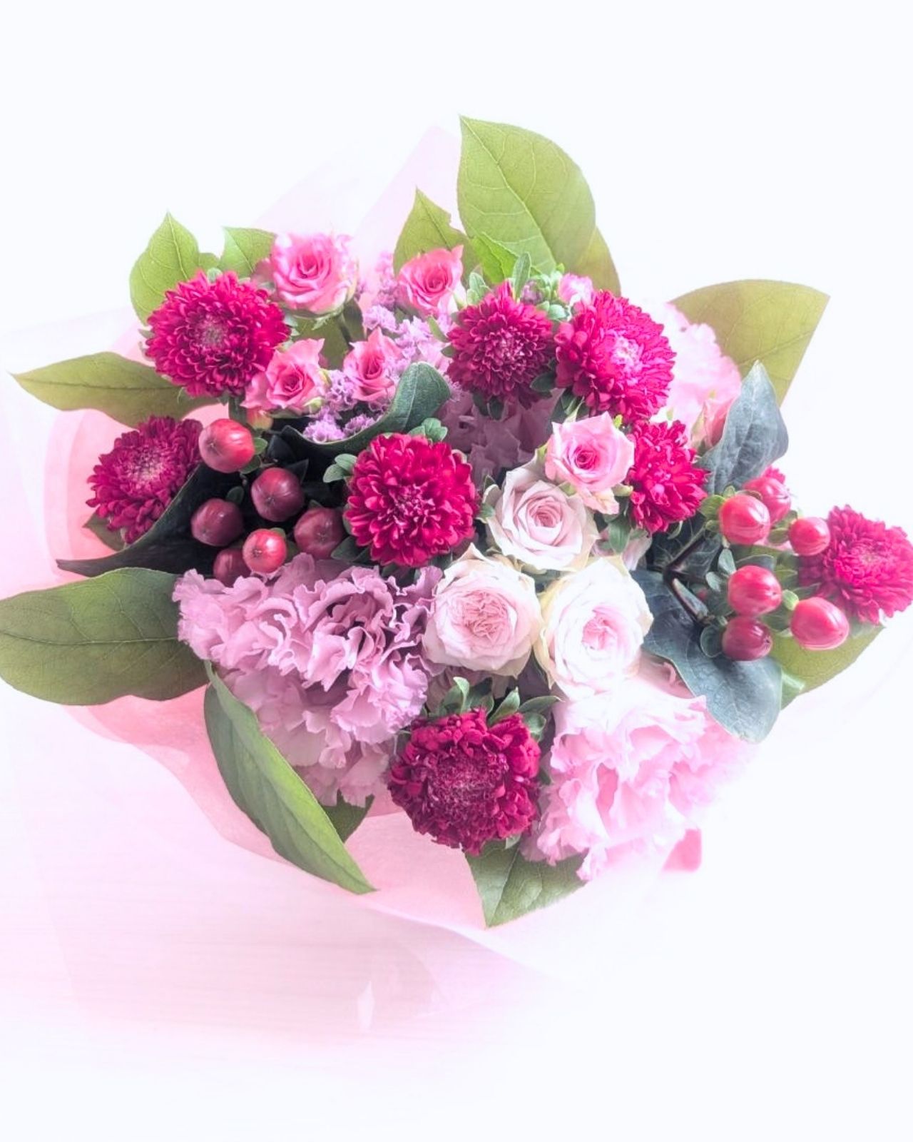 退職祝いに贈る花束。濃いピンク「ルージュ」で実際にお作りしてお届けした花束