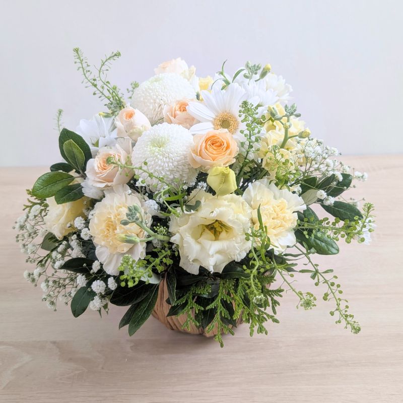 三回忌のお供え花 ご遺族の気持ちに寄り添う色のアレンジメント