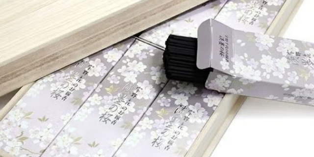 お供えのお花に添えるお線香