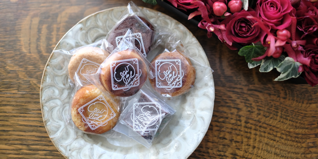 お花と一緒に贈るお菓子
