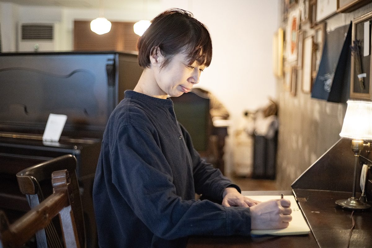 お手紙を手書きするスタッフ