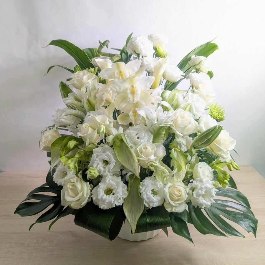 白色、ホワイトの花束、アレンジメント。生花で贈る贈りもの・フラワーギフト