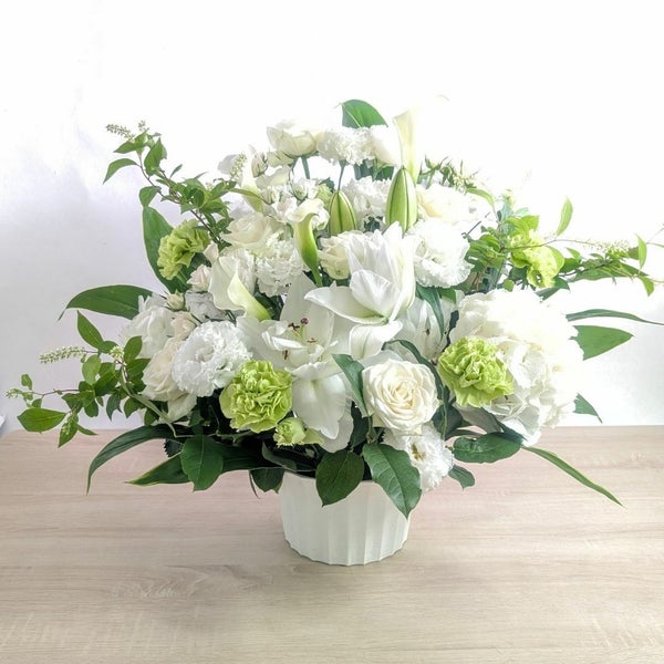 白色、ホワイトの花束、アレンジメント。生花で贈る贈りもの・フラワーギフト