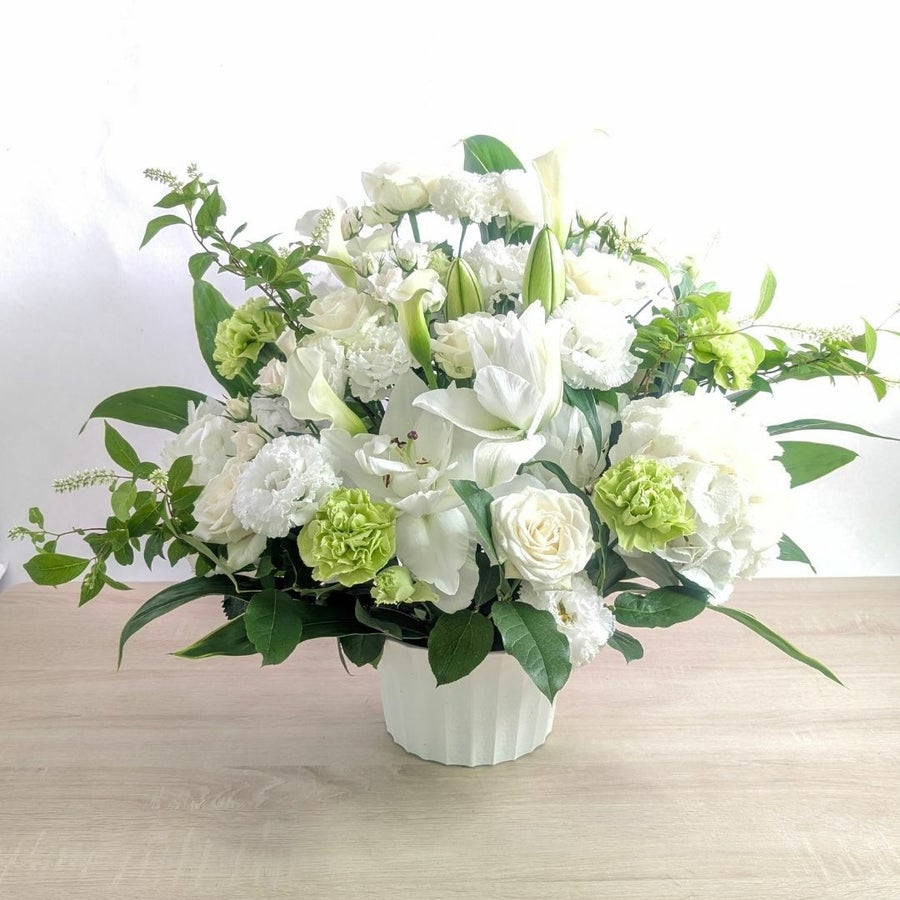 白色、ホワイトの花束、アレンジメント。生花で贈る贈りもの・フラワーギフト