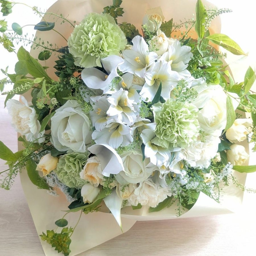 白色、ホワイトの花束、アレンジメント。生花で贈る贈りもの・フラワーギフト