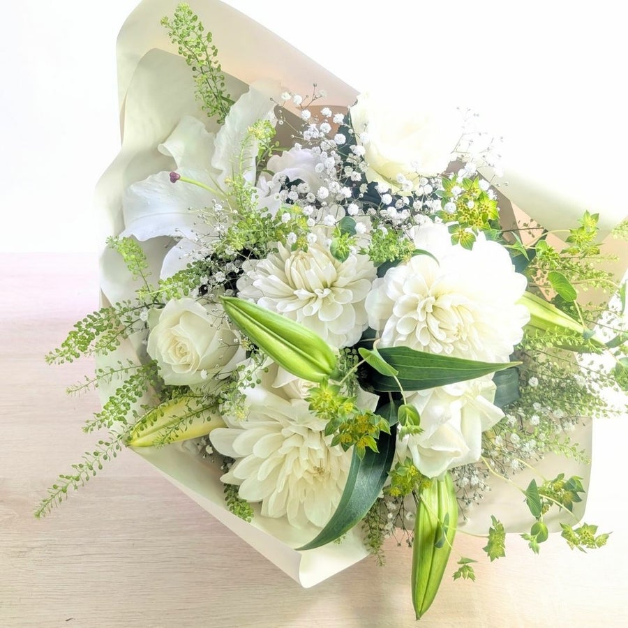 白色、ホワイトの花束、アレンジメント。生花で贈る贈りもの・フラワーギフト