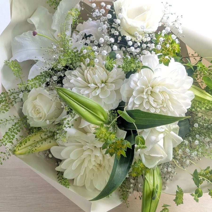 白色、ホワイトの花束、アレンジメント。生花で贈る贈りもの・フラワーギフト