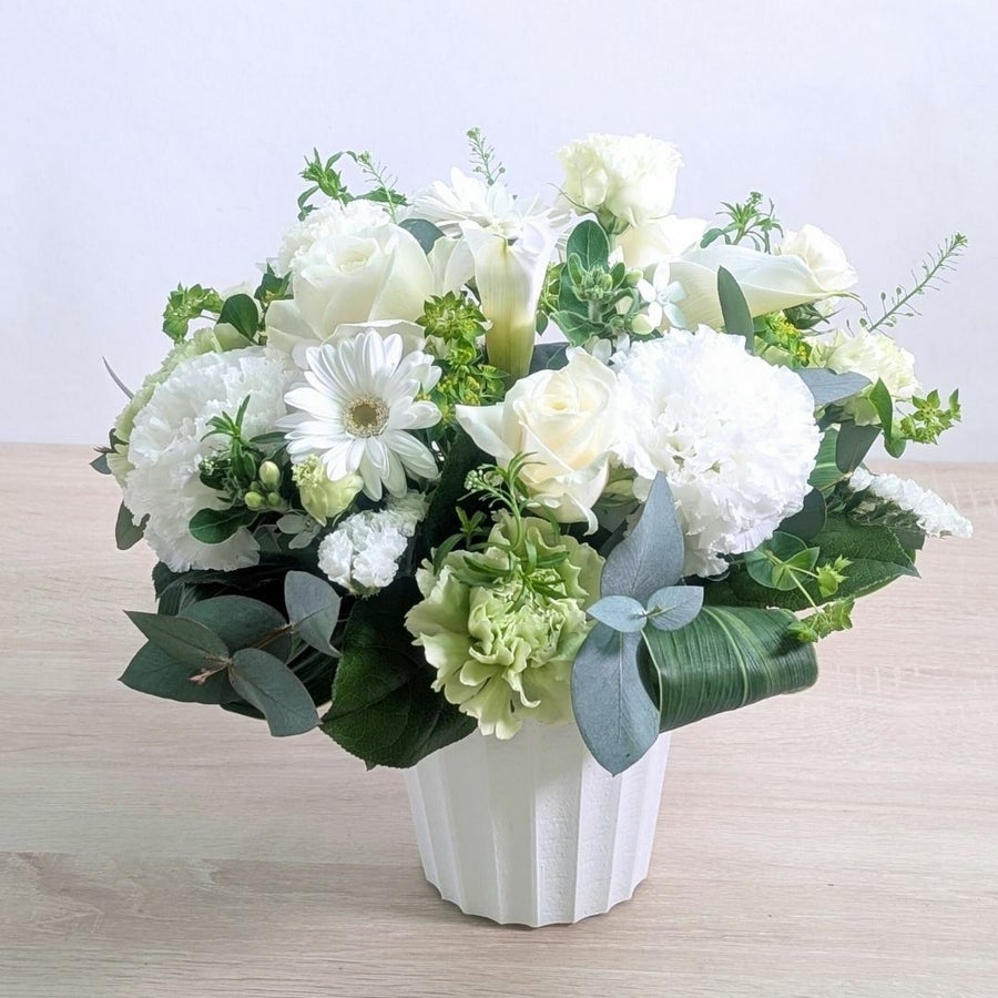 白色、ホワイトの花束、アレンジメント。生花で贈る贈りもの・フラワーギフト