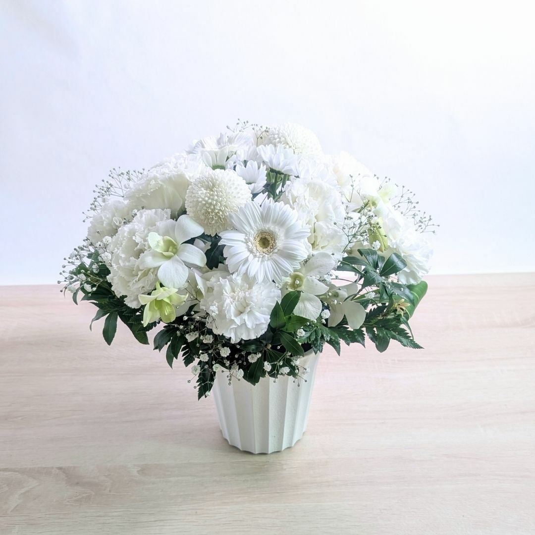 白色、ホワイトの花束、アレンジメント。生花で贈る贈りもの・フラワーギフト