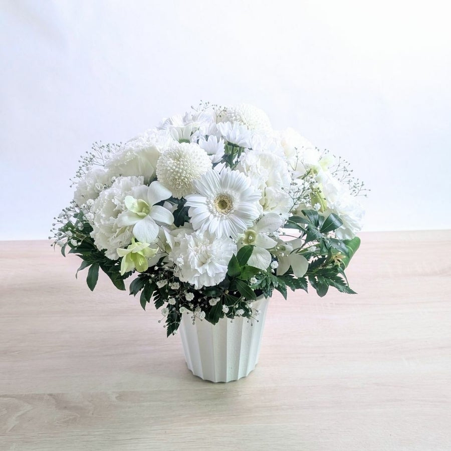 白色、ホワイトの花束、アレンジメント。生花で贈る贈りもの・フラワーギフト