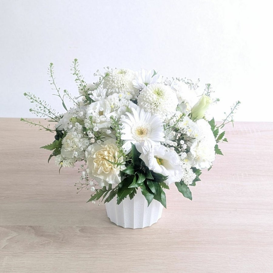 白色、ホワイトの花束、アレンジメント。生花で贈る贈りもの・フラワーギフト