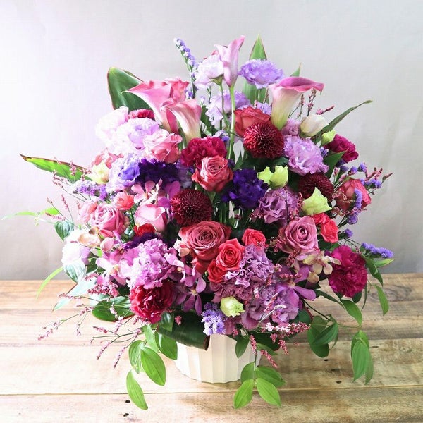 紫色、パープルの花束、アレンジメント。70歳の古希、77歳の喜寿を祝うお花のギフト、贈り物