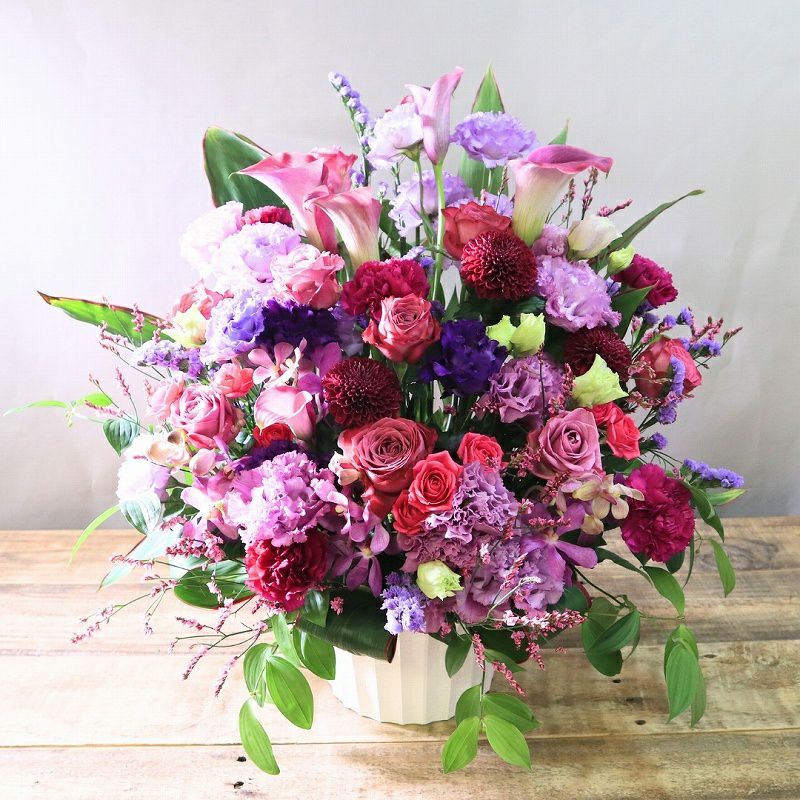 紫色、パープルの花束、アレンジメント。70歳の古希、77歳の喜寿を祝うお花のギフト、贈り物