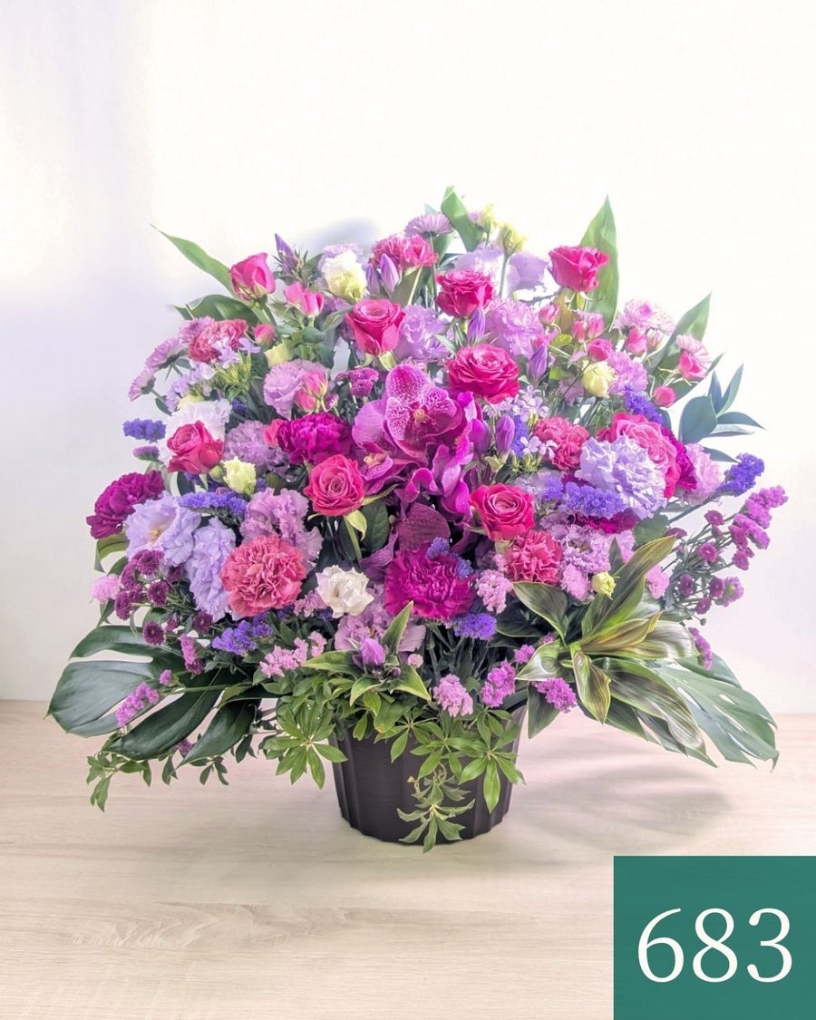 紫色、パープルの花束、アレンジメント。70歳の古希、77歳の喜寿を祝うお花のギフト、贈り物