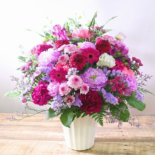 紫色、パープルの花束、アレンジメント。70歳の古希、77歳の喜寿を祝うお花のギフト、贈り物