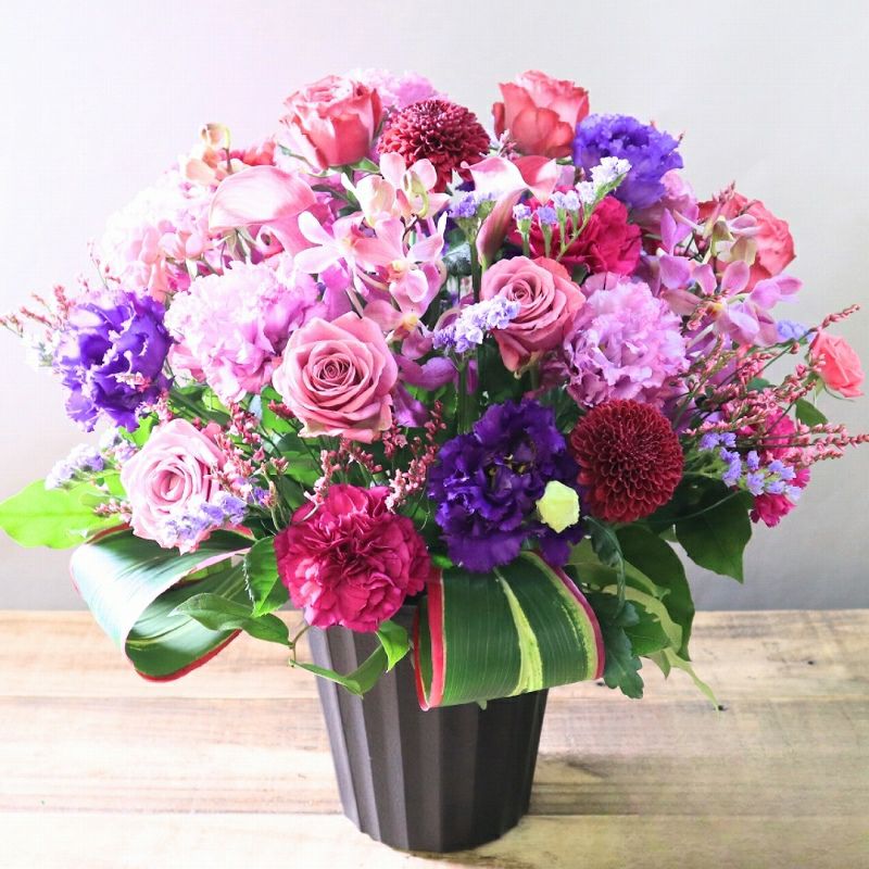 紫色、パープルの花束、アレンジメント。70歳の古希、77歳の喜寿を祝うお花のギフト、贈り物