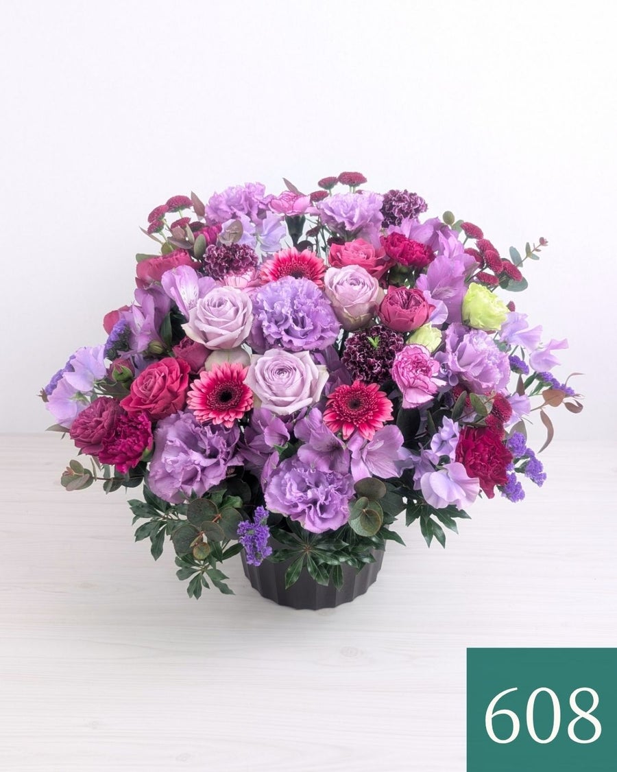 紫色、パープルの花束、アレンジメント。70歳の古希、77歳の喜寿を祝うお花のギフト、贈り物