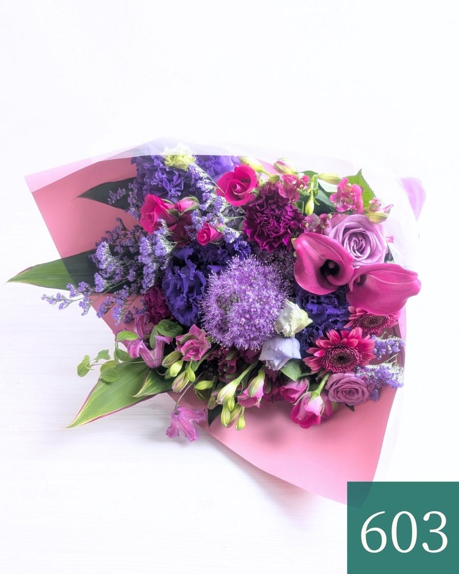 紫色、パープルの花束、アレンジメント。70歳の古希、77歳の喜寿を祝うお花のギフト、贈り物