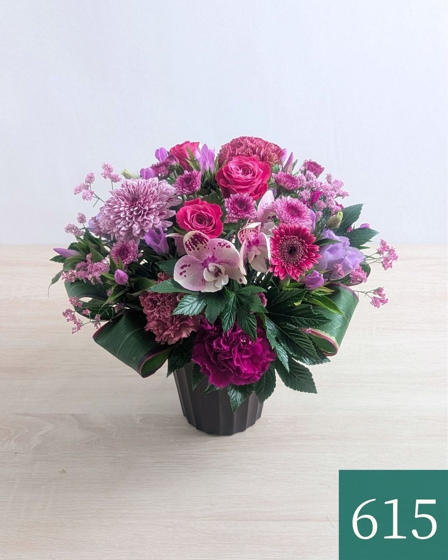 施設へ贈る敬老の日の花に選ばれる濃い紫(ヴィオラ)のアレンジメント MSサイズ 11,000円
