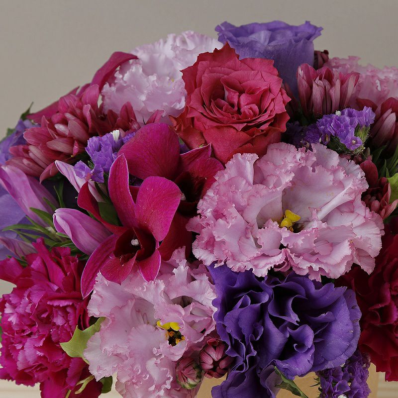 紫色、パープルの花束、アレンジメント。70歳の古希、77歳の喜寿を祝うお花のギフト、贈り物