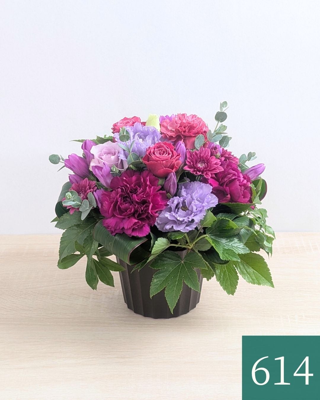 紫色、パープルの花束、アレンジメント。70歳の古希、77歳の喜寿を祝うお花のギフト、贈り物