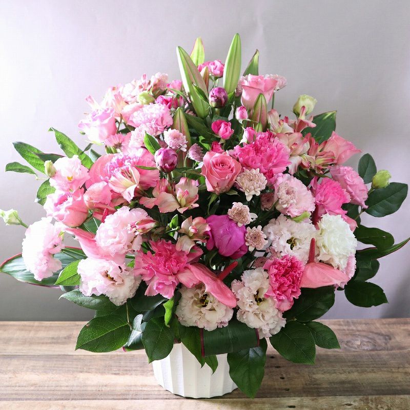 ピンク色の花束、アレンジメント。誕生日、記念日に喜ばれるお花の贈り物。フラワーギフト