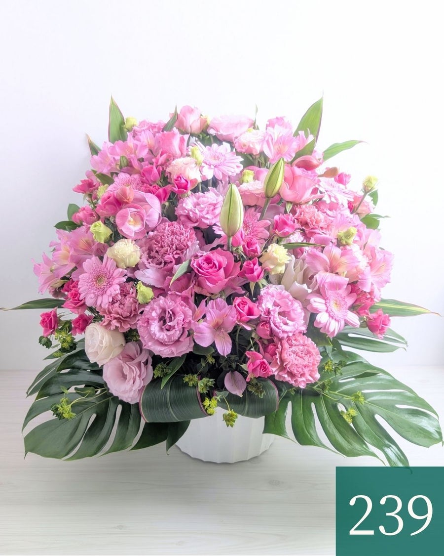 ピンク色の花束、アレンジメント。誕生日、記念日に喜ばれるお花の贈り物。フラワーギフト