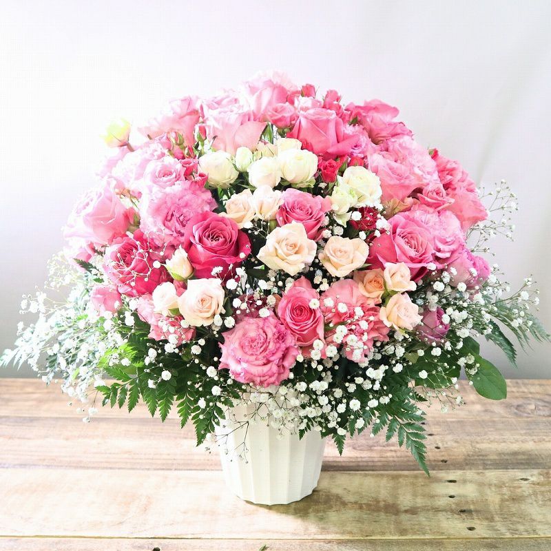 ピンク色の花束、アレンジメント。誕生日、記念日に喜ばれるお花の贈り物。フラワーギフト