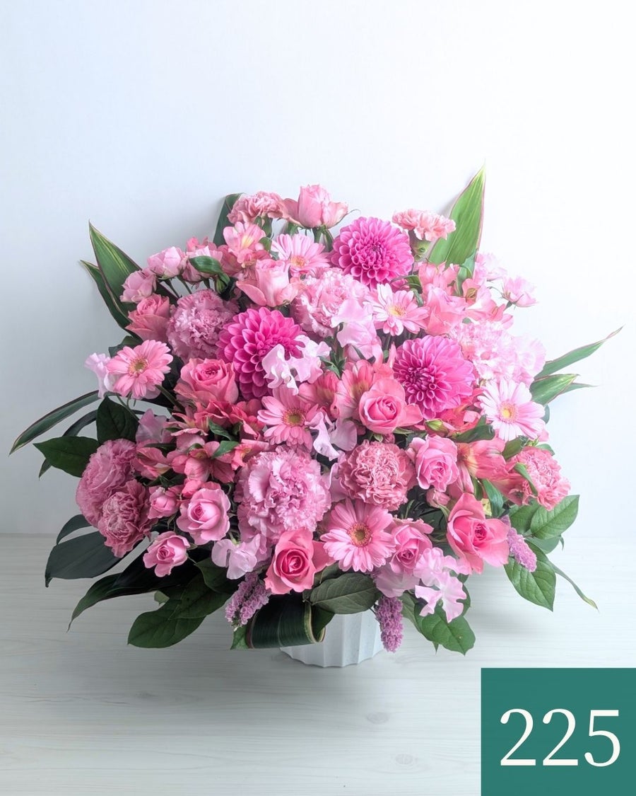 ピンク色の花束、アレンジメント。誕生日、記念日に喜ばれるお花の贈り物。フラワーギフト