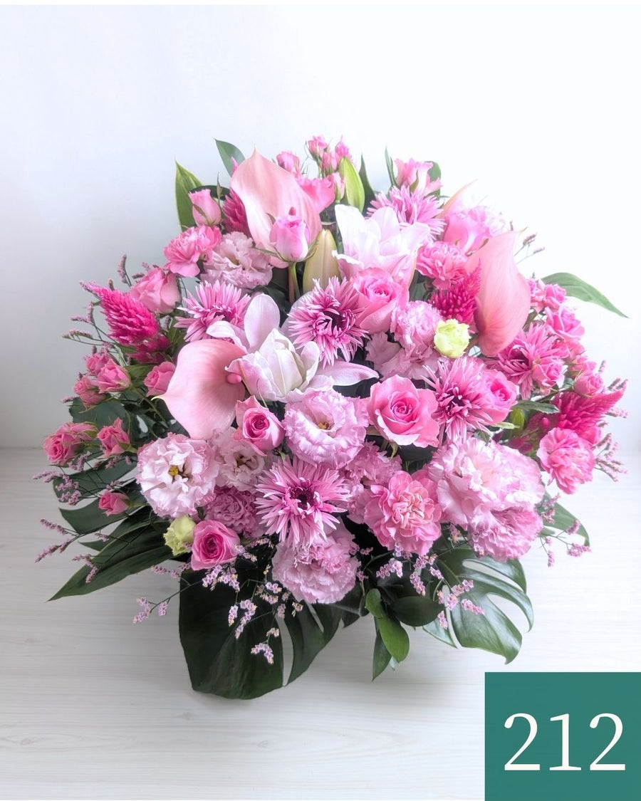 ピンク色の花束、アレンジメント。誕生日、記念日に喜ばれるお花の贈り物。フラワーギフト
