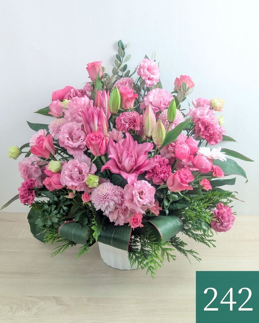 ピンク色の花束、アレンジメント。誕生日、記念日に喜ばれるお花の贈り物。フラワーギフト