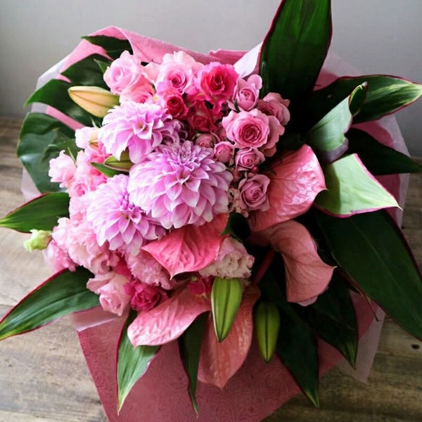 ピンク色の花束、アレンジメント。誕生日、記念日に喜ばれるお花の贈り物。フラワーギフト