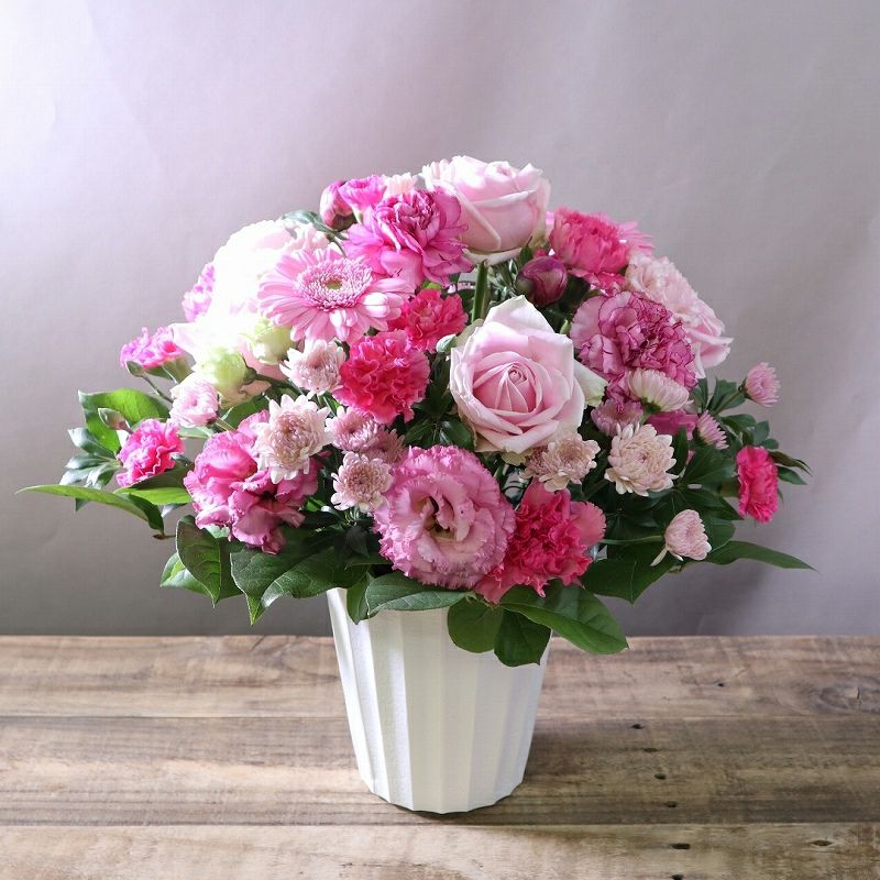 ピンク色の花束、アレンジメント。誕生日、記念日に喜ばれるお花の贈り物。フラワーギフト