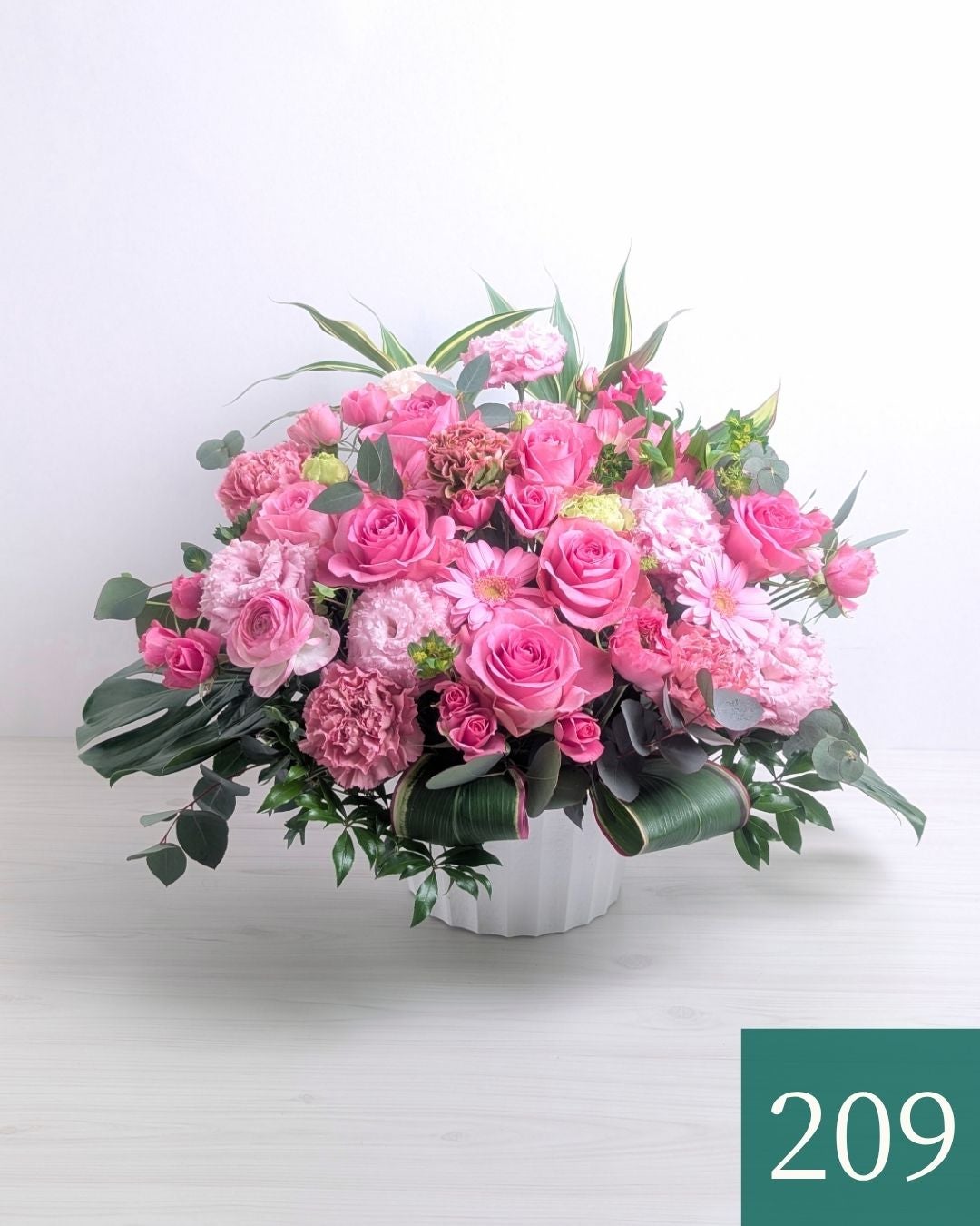 ピンク色の花束、アレンジメント。誕生日、記念日に喜ばれるお花の贈り物。フラワーギフト
