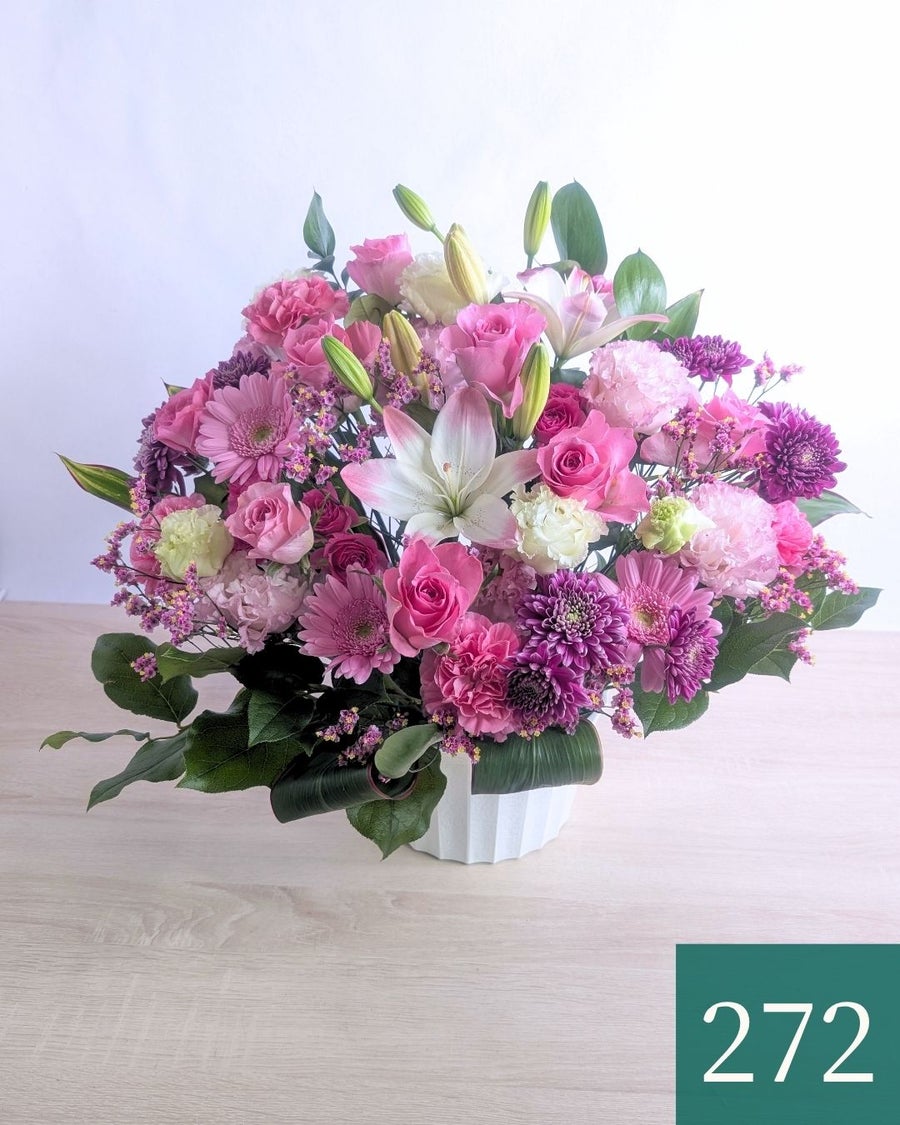 ピンク色の花束、アレンジメント。誕生日、記念日に喜ばれるお花の贈り物。フラワーギフト