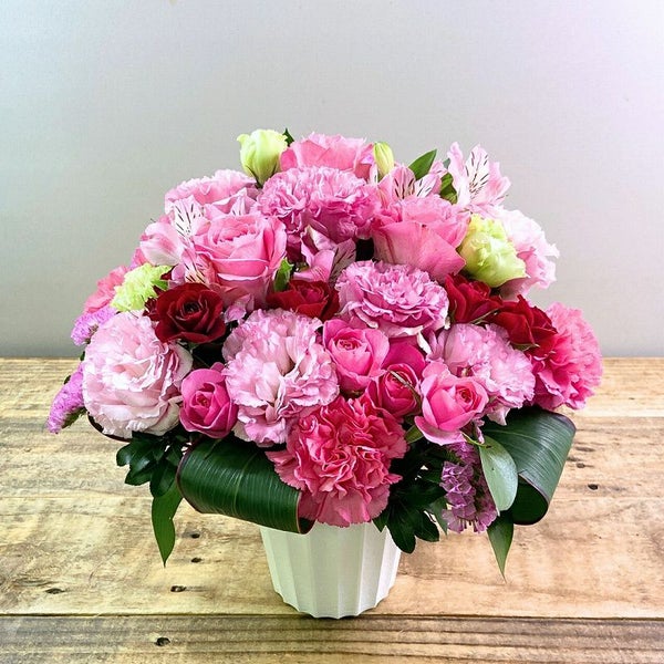 ピンク色の花束、アレンジメント。誕生日、記念日に喜ばれるお花の贈り物。フラワーギフト