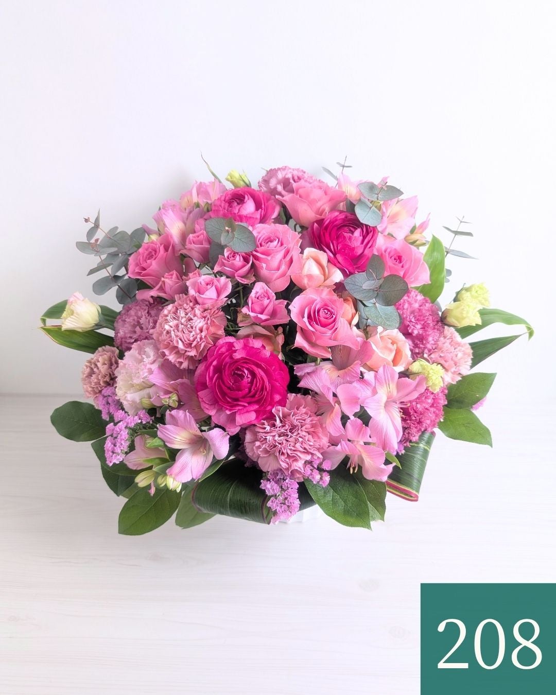 ピンク色の花束、アレンジメント。誕生日、記念日に喜ばれるお花の贈り物。フラワーギフト